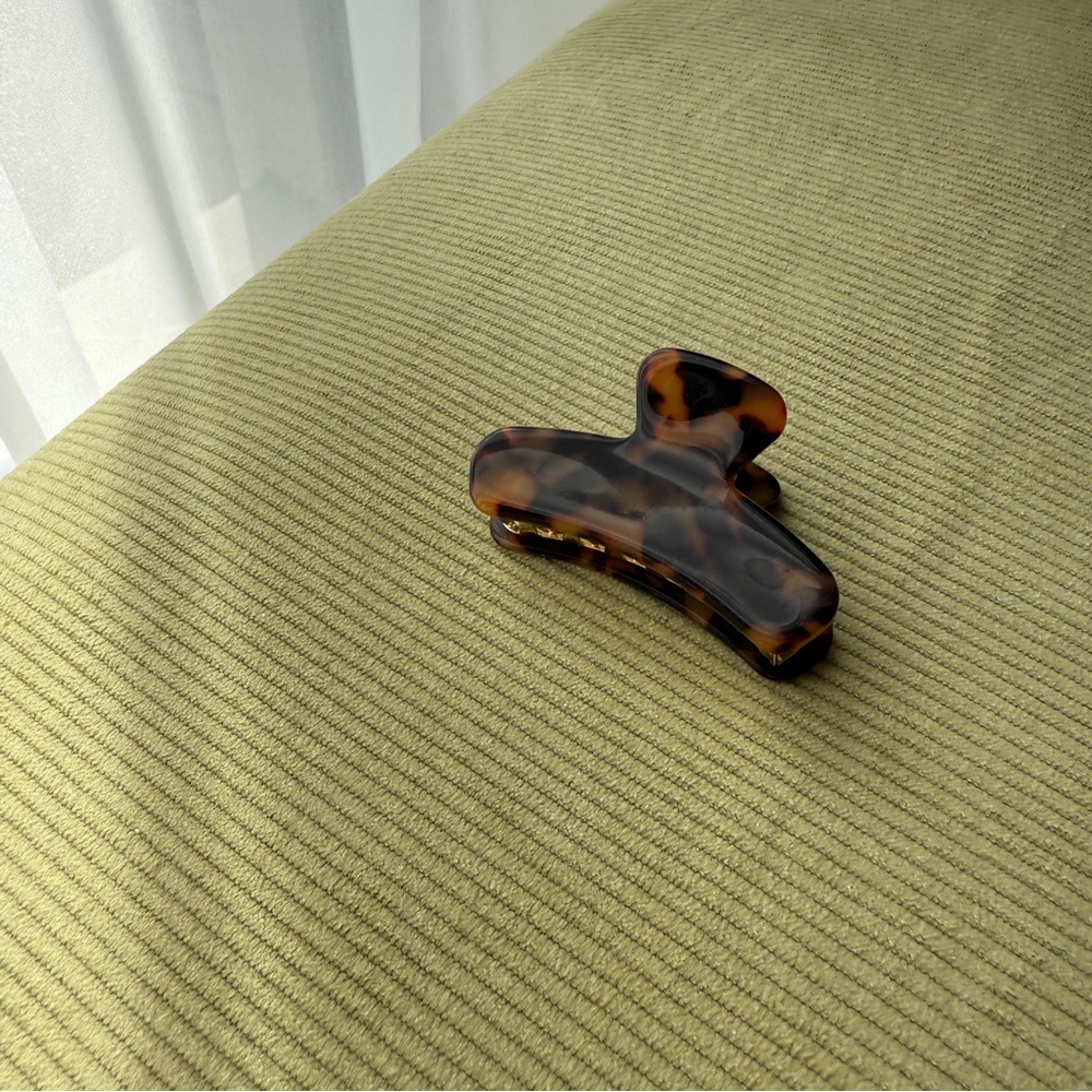 Small Tortoise Hair Clip – Metal Prongs 🐢✨